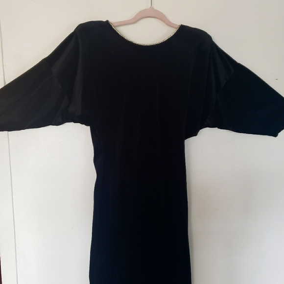 Black soft velvet dress open "V" back Bow w/rienstone accent on back sz S/M - Picture 7 of 9
